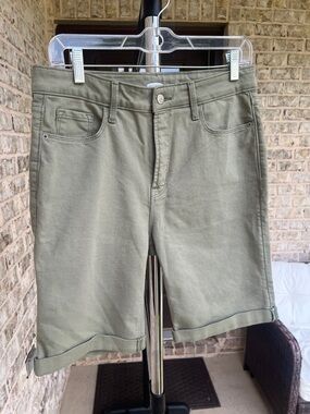 Old Navy Bermuda Shorts size 10 Like New! Olive Green
